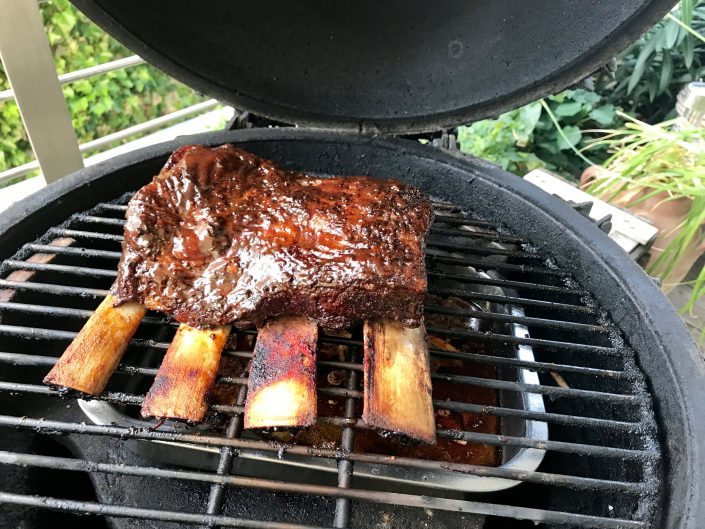 Fleisch gelegentlich mit Marinade bestreichen