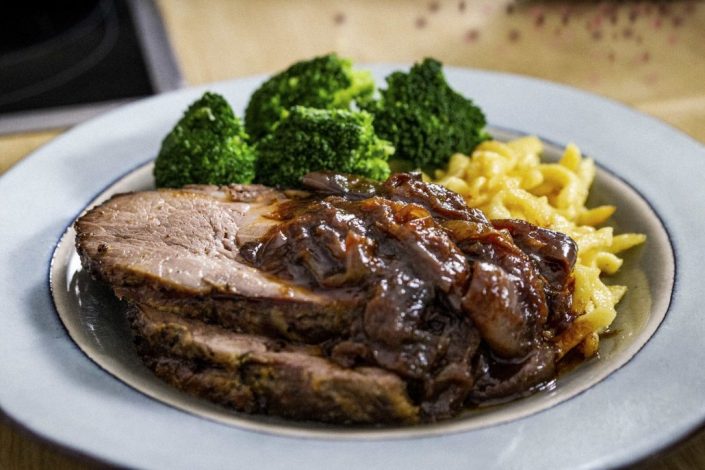 SCHWEINEBRATEN MIT SCHWARZBIERZWIEBELN
