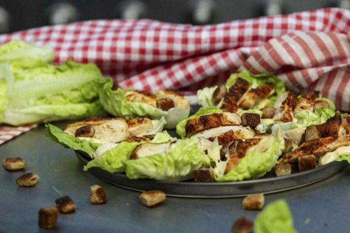 CAESAR SALAD MIT SAFTIGEM MAISHÄHNCHEN
