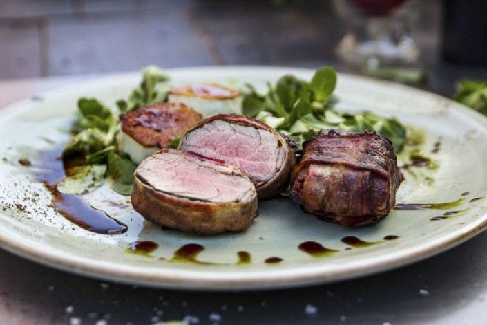 IBÉRICO FILET SALTIMBOCCA MIT GRATINIERTEM ZIEGENKÄSE