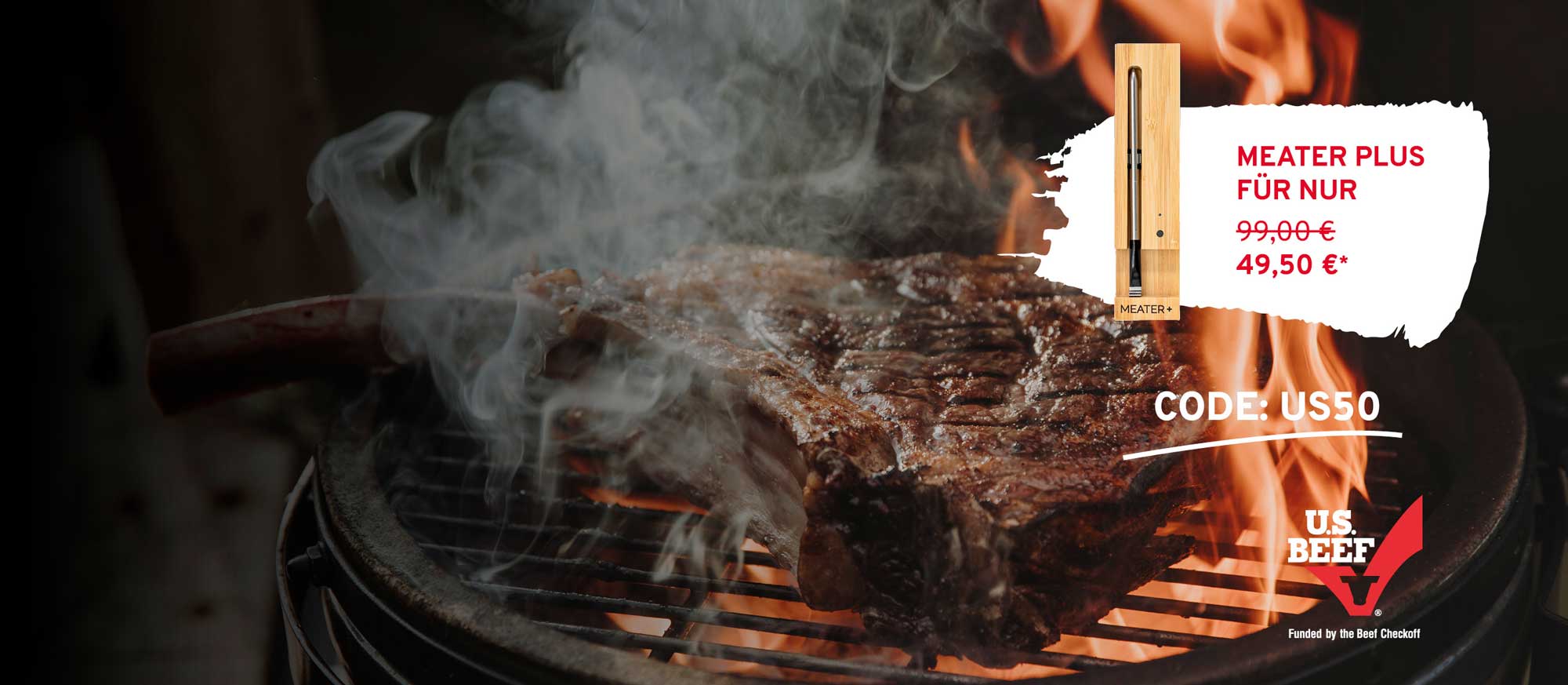Werbebild für Fleischprodukte mit Fokus auf rauchendes Fleisch auf einem Grill und Preisinformation.