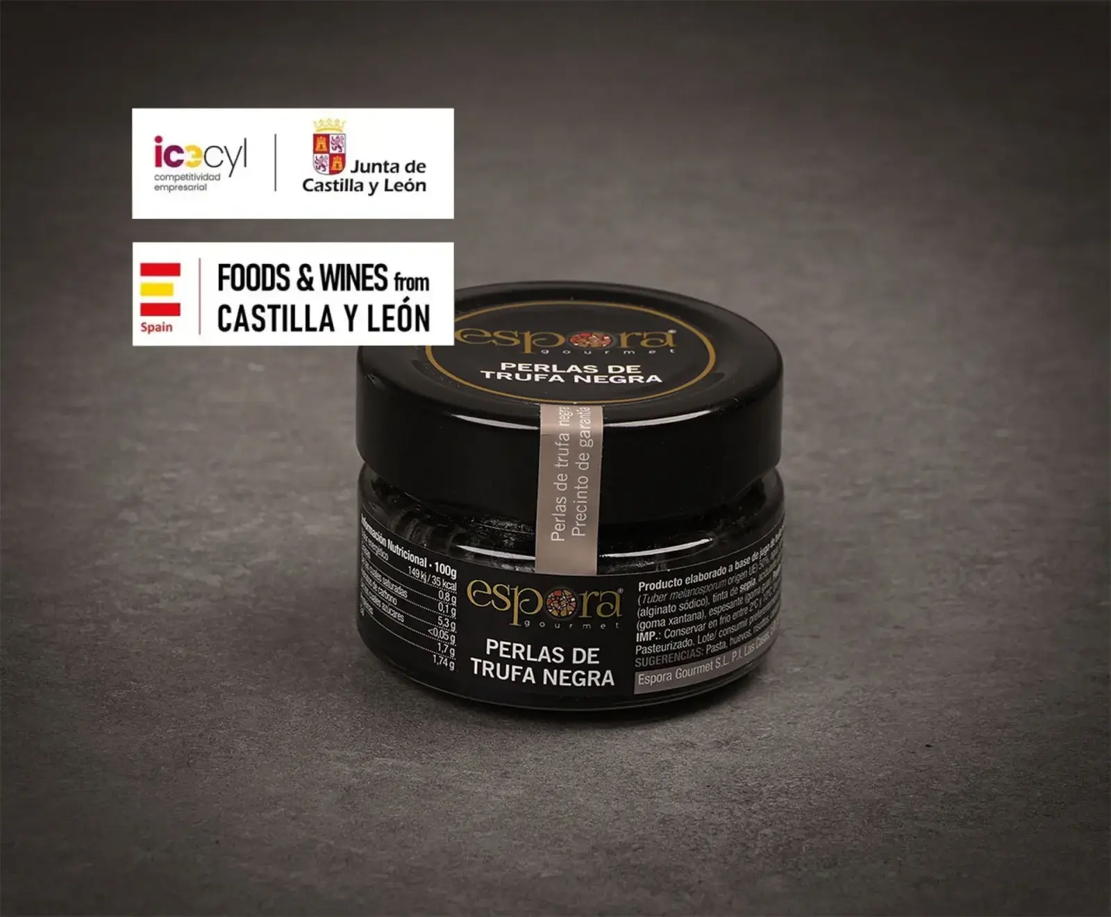Kleines schwarzes Glas Espora Gourmet "Perlas de Trufa Negra" (schwarze Trüffelperlen) auf dunklem Untergrund, mit Logos von Castilla y León und "Foods & Wines from Castilla y León".