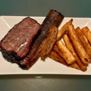 Leckere Short Ribs mit frittierter Maniokwurzel