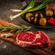 Rohe Zutaten zum Rib Eye Rezept mit Kartoffeln