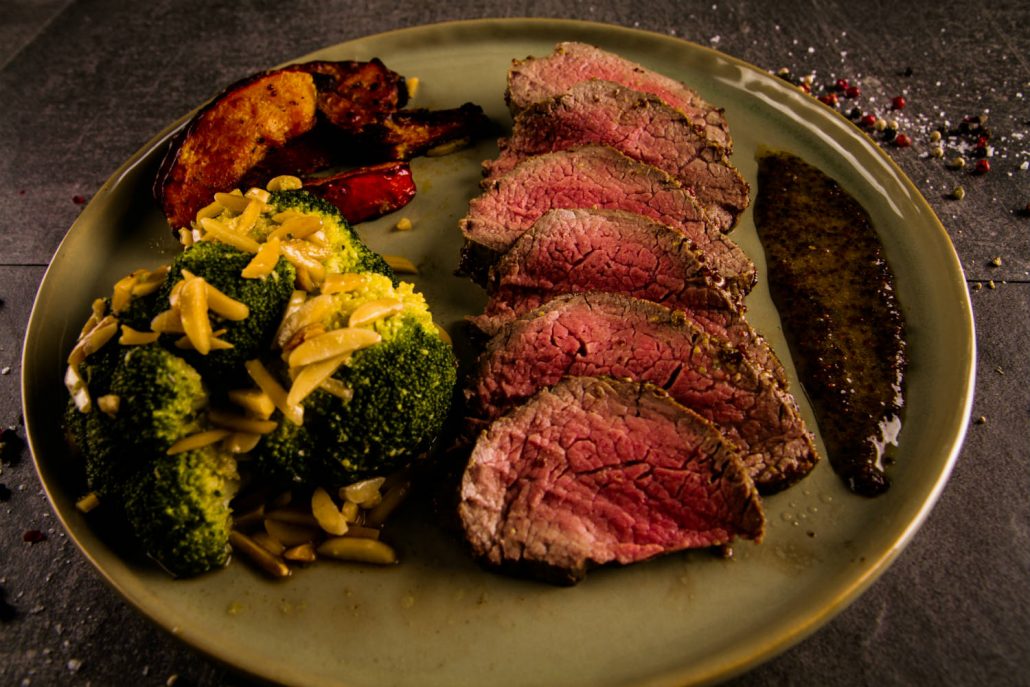 Rinderfilet mit Kürbisspalten, Brokkoli und Mandeln - Don Carne Beef Blog