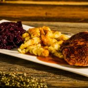 Weihnachtsgans mit Rotkohl und Spätzle