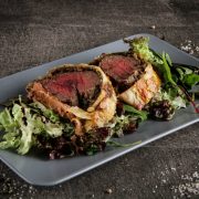 Beef Wellington auf buntem Salat