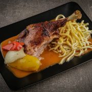 Die Grillgans vom Drehspieß mit Spätzle und Füllung