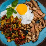 Kachelfleisch mit Spiegelei