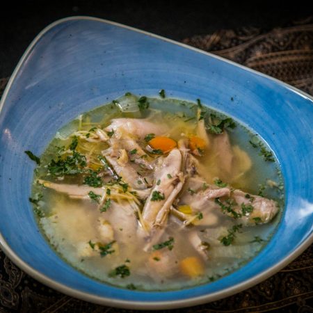Hühnersuppe in blauer Schale