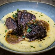 In Rotwein geschmorte Ochsenbäckchen