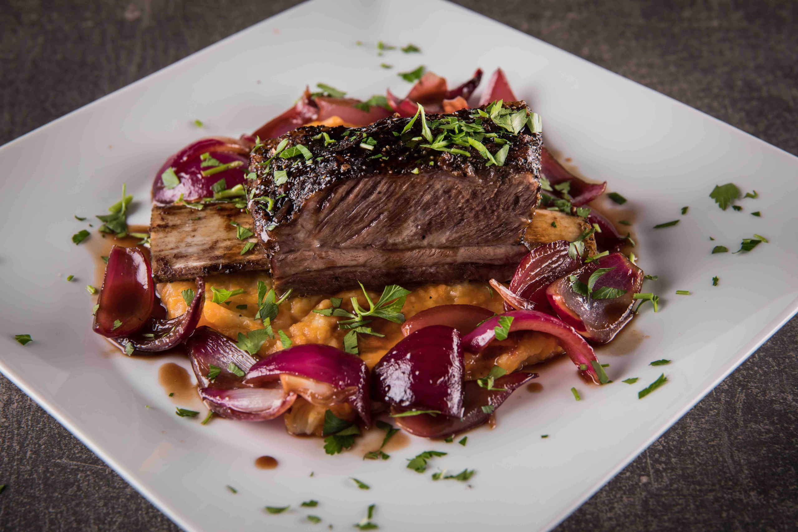 Zart geschmorte Short Ribs mit aromatischem Gemüsestampf