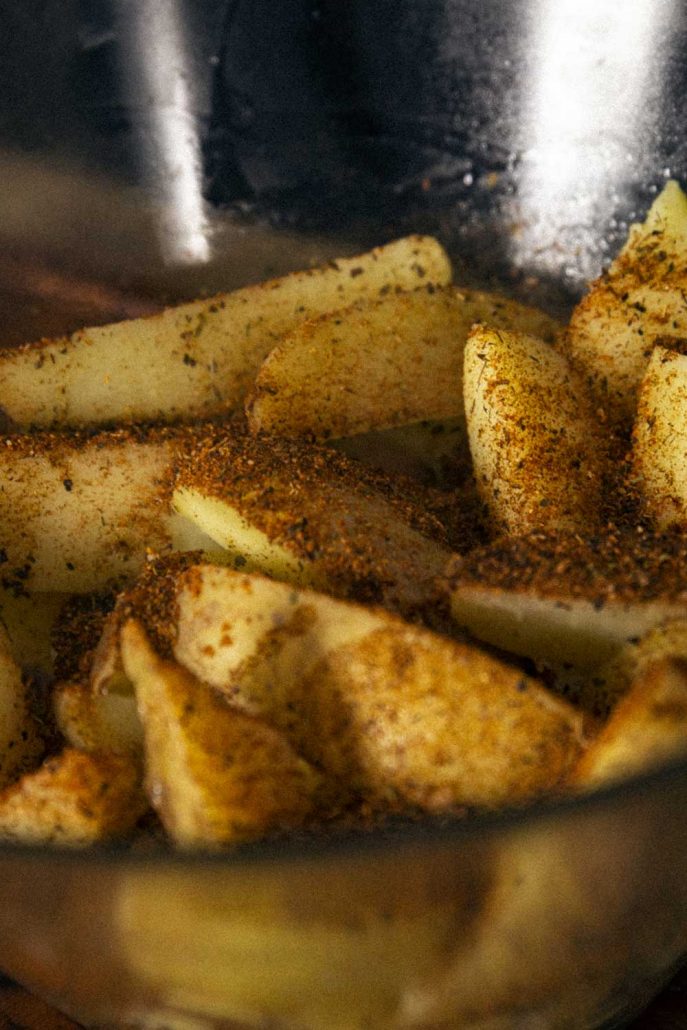 Kartofeln werden gewürzt