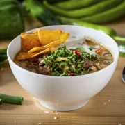 Green Chili mit Hähnchenkeule