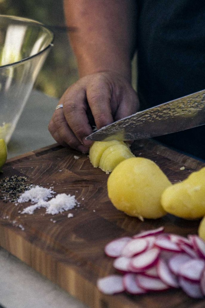 Kartoffeln werden in Scheiben geschnitten