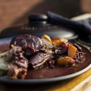 Leckere Lammhinterhaxe mit Gemüse