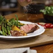 Kalbsfilet mit grünem Spagel und Frühlingssalat