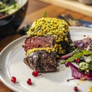 Ladys Cut Rinderfilet Medaillion mit einer Pistazienkruste