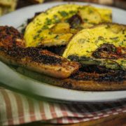 Knusprige Duoc Schweinebauchscheiben mit Omlette und Brot