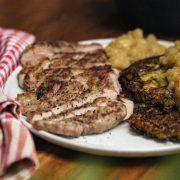 Duroc Flank Steaks mit Reibekuchen und Apfelmus