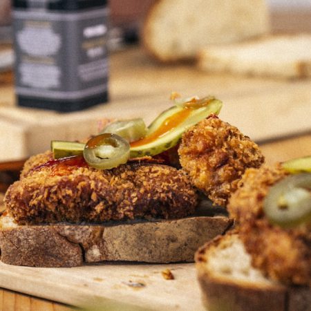 Fried Chicken Sandwich mit Gürken & Jalapeños