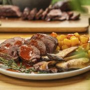 Herbstlicher Rehrücken mit Kräuterseitlingen und wilder Sauce