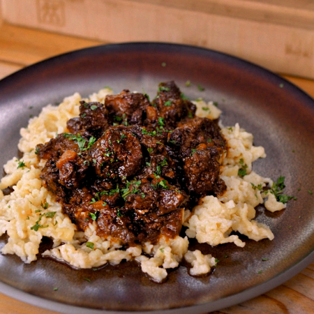 Herbstliches Hirschgulasch auf selbstgemachten Spätzle