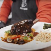 Geschmorte Lammhaxe auf Süßkartoffelpüree