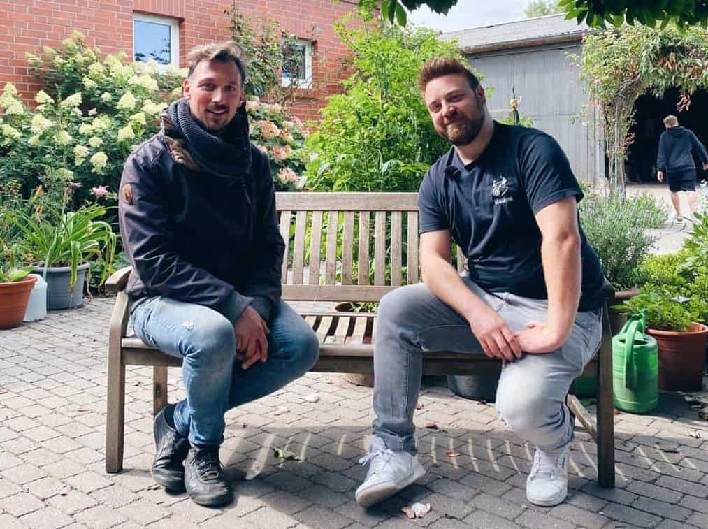 Sascha und Domenic auf einer Bank 