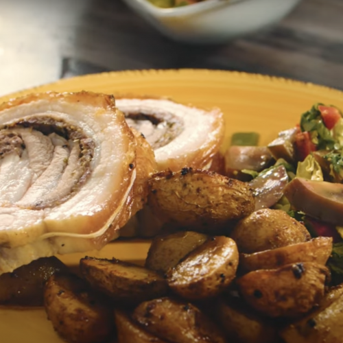 Leckeres Porchetta mit Salat und mini Kartoffeln