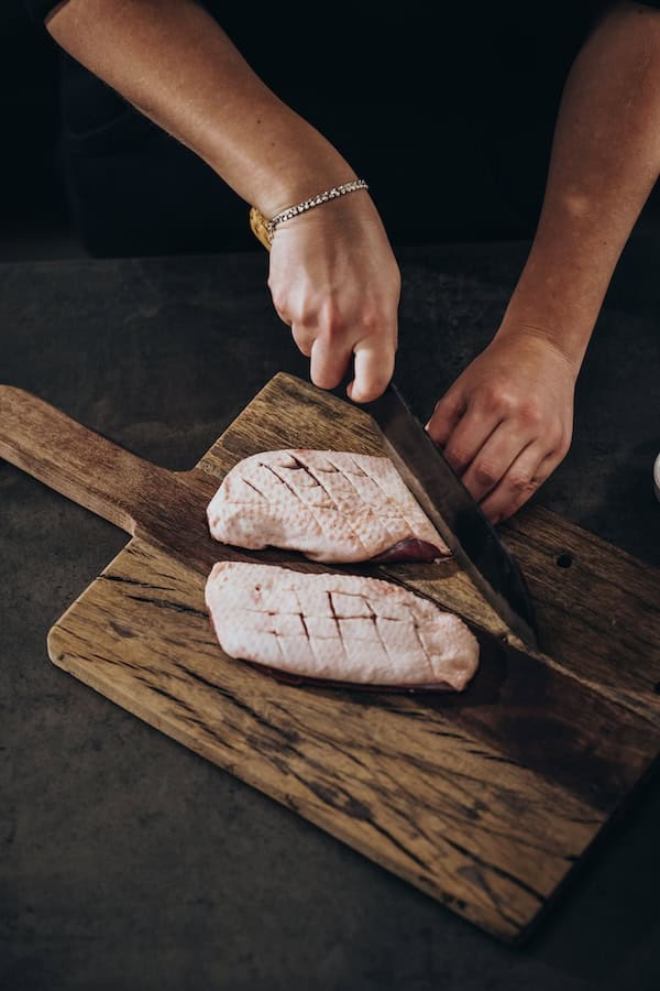 Einschneiden der Haut der Barbarie Entenbrust 