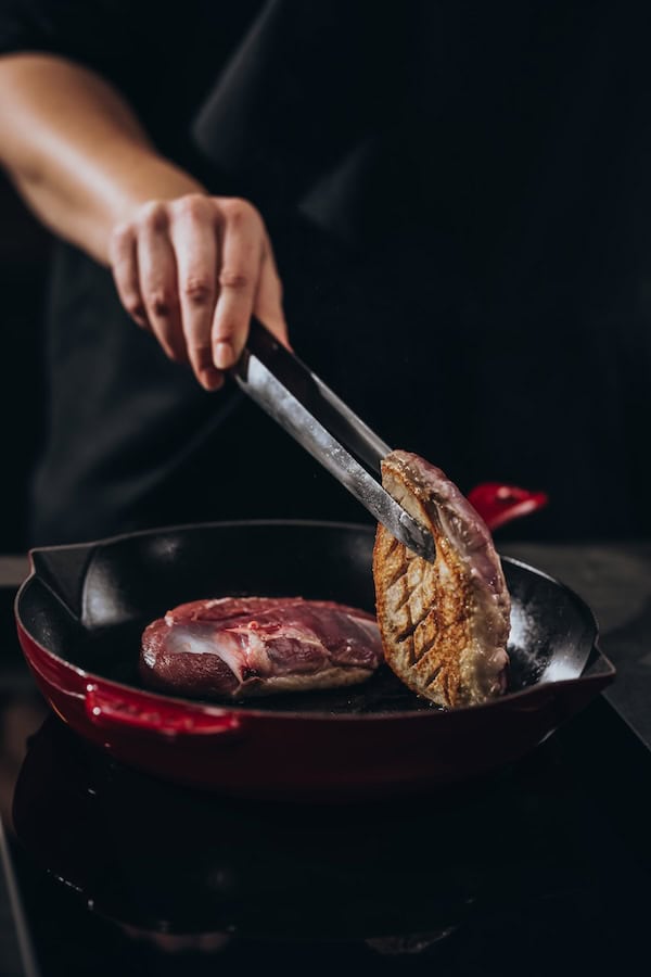 In einer Pfanne kurz die Barbarie Entenbrust anbraten 