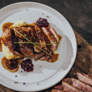 Gebratene Barbarie Maisentenbrust auf Kartoffelpüree