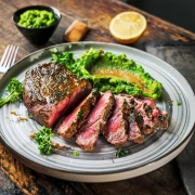 Saftiges Keto-Rinderhüftsteak auf einem Teller angerichtet mit Avocado-Chimichurri