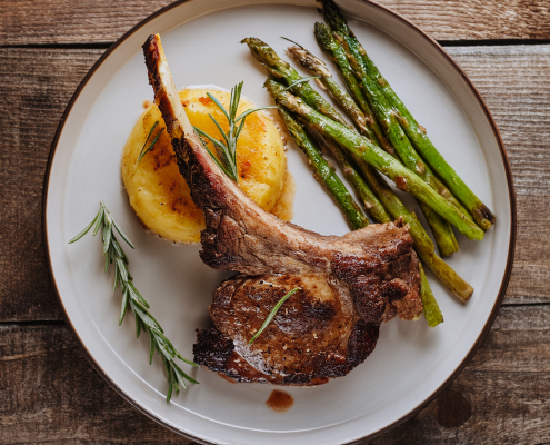Zartes Lammkarree mit Knoblauch & Rosmarin und Kartoffelgratin