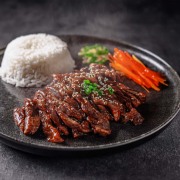 Bulgogi mit Beilagen und Reis
