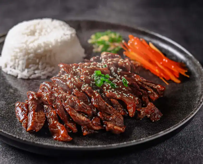 Bulgogi mit Beilagen und Reis