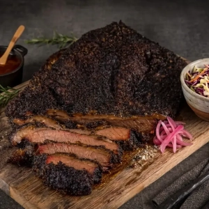 Saftiges Texas Beef Brisket mit knuspriger Bark, aufgeschnitten gegen die Faser