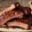 Glasierte Kansas City Style Spareribs mit klebriger BBQ-Sauce auf Holzbrett