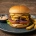 Doppelter Smash Burger mit knusprigem Rand, geschmolzenem Käse und Burger