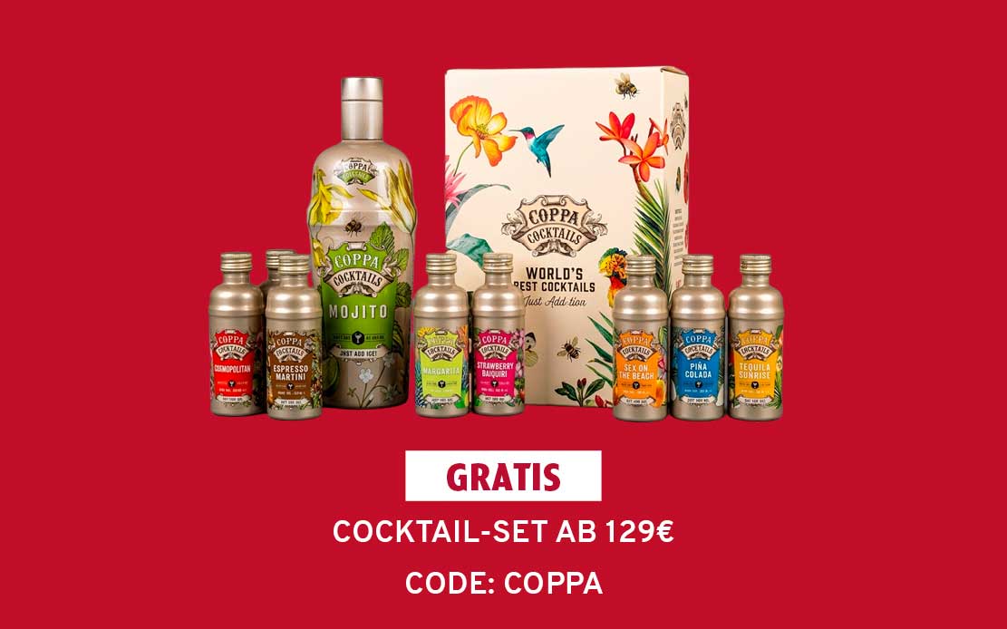 Coppa Cocktails Set mit einer großen Mojito-Flasche, acht kleinen Cocktail-Flaschen (u.a. Cosmopolitan, Margarita, Piña Colada) und einer Geschenkbox auf rotem Grund. Text: GRATIS COCKTAIL-SET AB 129€ CODE: COPPA.