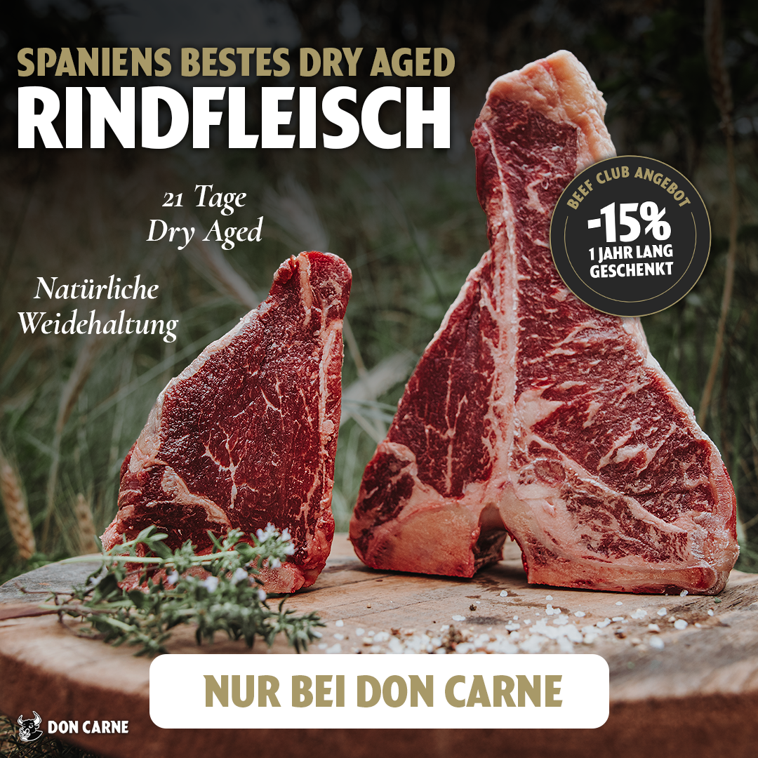 Zwei Dry-Aged-Rindersteaks (T-Bone und ein kleineres Stück) auf einem Holzbrett mit Kräutern und Salz. Text: "Spaniens bestes Dry Aged Rindfleisch", "21 Tage Dry Aged", "Natürliche Weidehaltung", "Beef Club Angebot -15%", "Nur bei Don Carne".