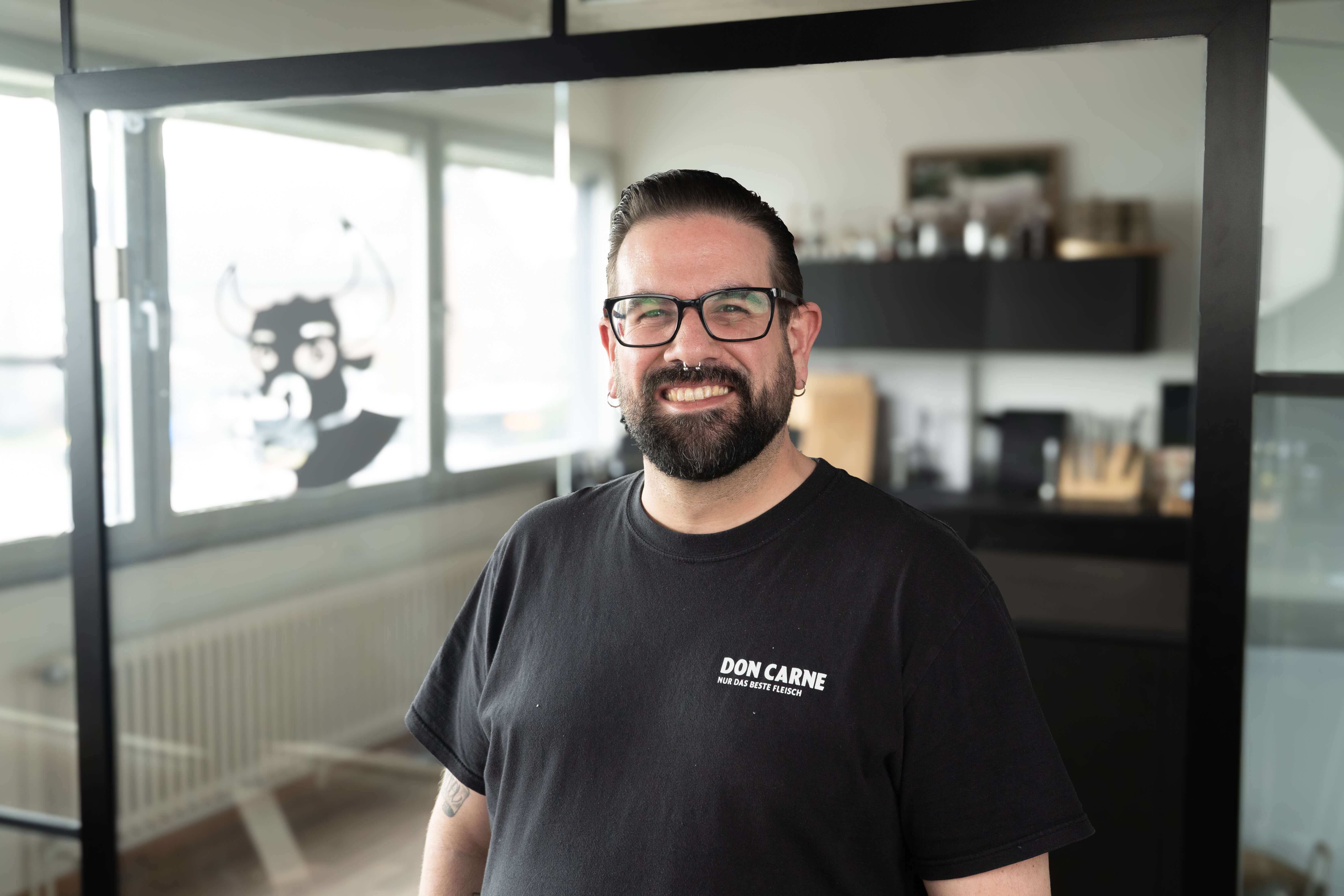 Dominic von Don Carne, Customer Service