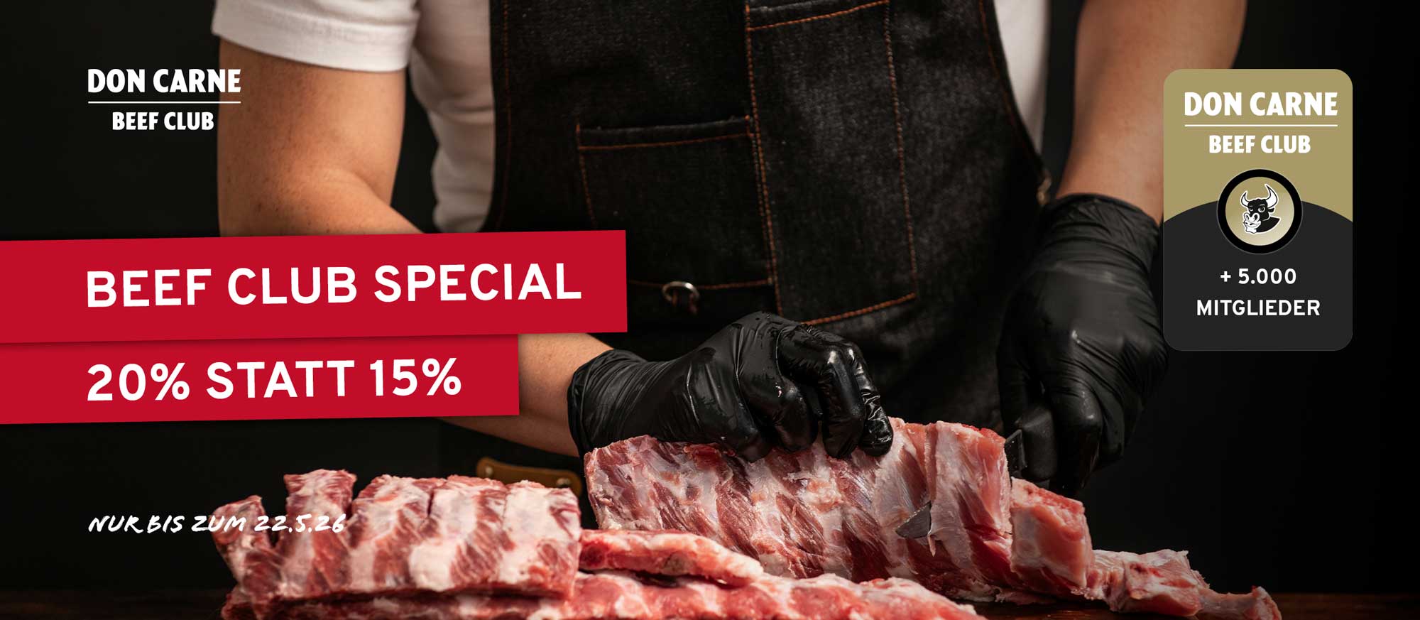 Eine Person in schwarzer Schürze und Handschuhen bereitet rohe Rinderrippen zu. Das Bild bewirbt ein "DON CARNE BEEF CLUB SPECIAL" mit "20% STATT 15%" Rabatt, gültig "NUR BIS ZUM 22.5.26". Ein Logo zeigt "+ 5.000 MITGLIEDER".