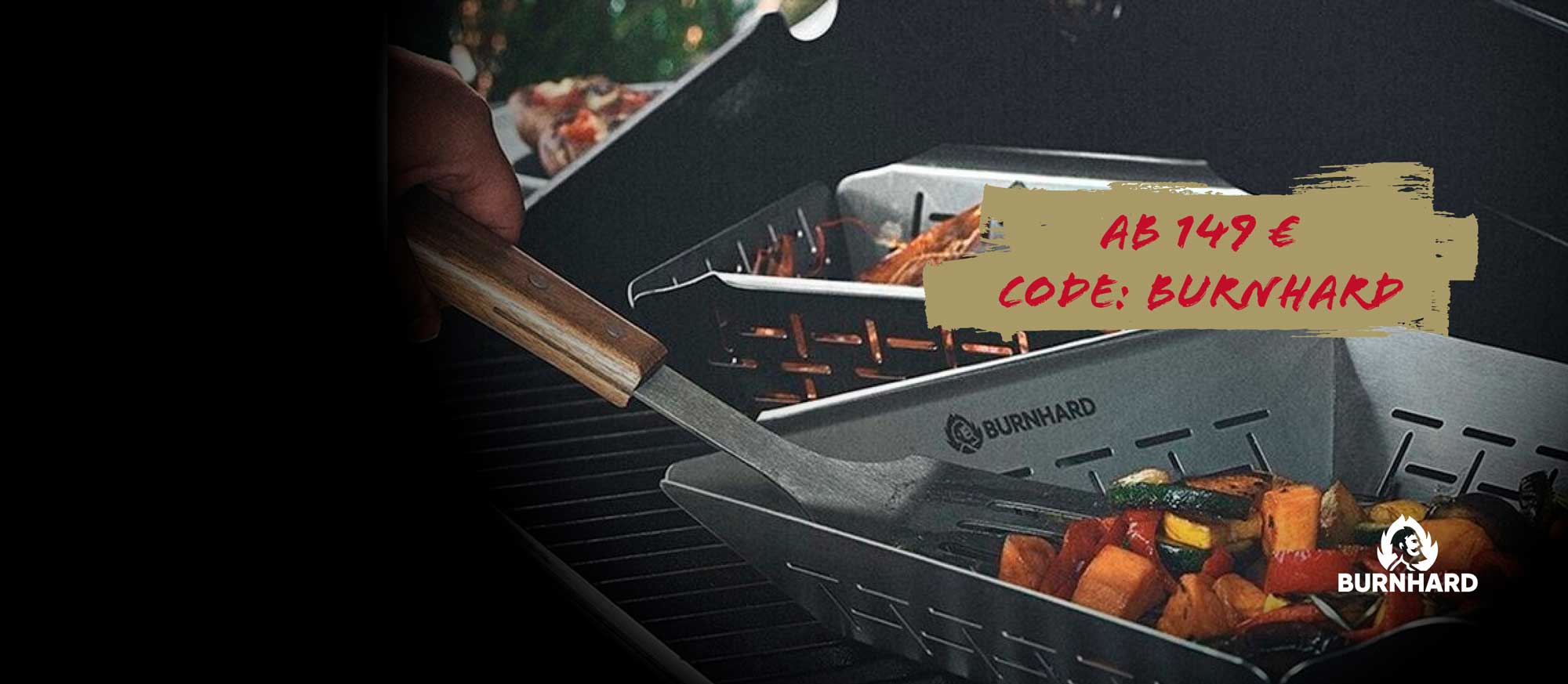 Eine Hand wendet Gemüse in einem Burnhard Grillkorb mit einem Spatel. Im Hintergrund ein weiterer Korb mit Garnelen. Überlagerter Text: "AB 149 €", "CODE: BURNHARD".