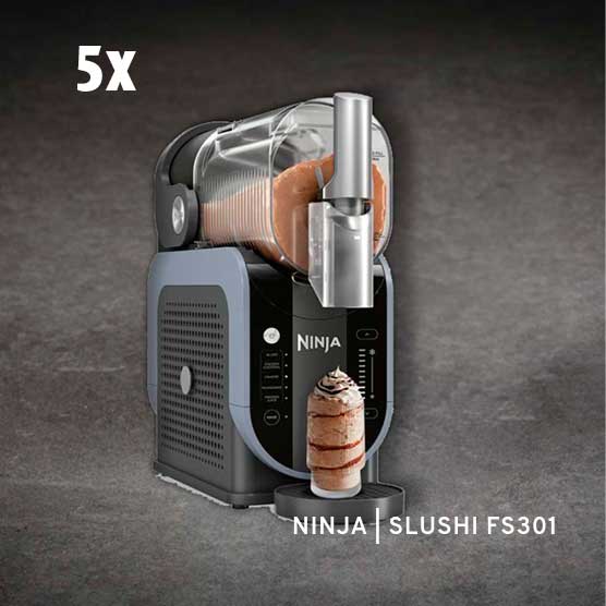 Eine schwarz-graue Ninja Slushi FS301 Eismaschine mit transparentem Behälter, die ein geschichtetes Eisgetränk mit Sahne und Schokosauce in einem Glas zubereitet.