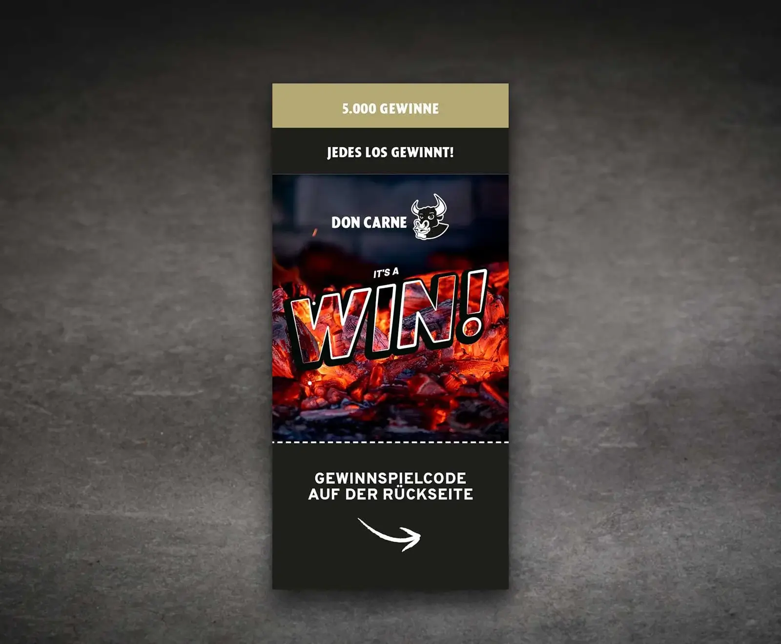 Vertikaler Don Carne Gewinnspielflyer mit glühenden Kohlen. Oben: "5.000 GEWINNE", "JEDES LOS GEWINNT!". Mitte: "IT'S A WIN!" und Don Carne Logo. Unten: "GEWINNSPIELCODE AUF DER RÜCKSEITE" mit Pfeil.