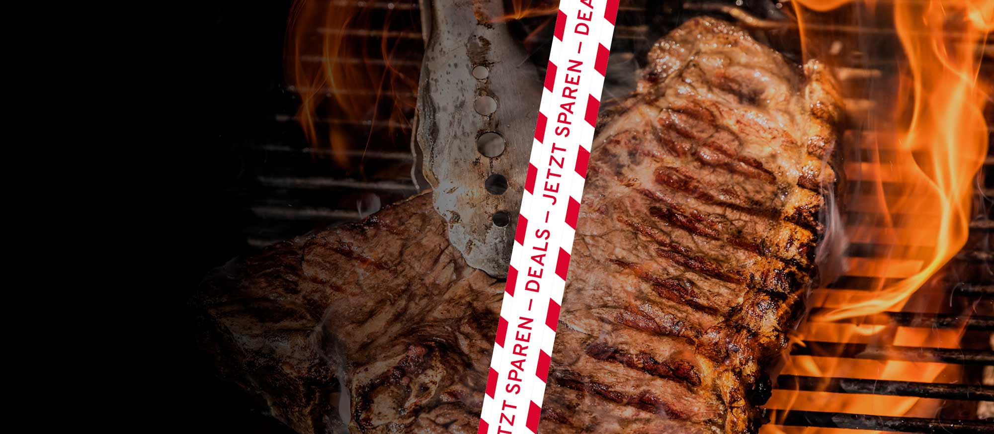 T-Bone Steak auf einem Grillrost mit Flammen