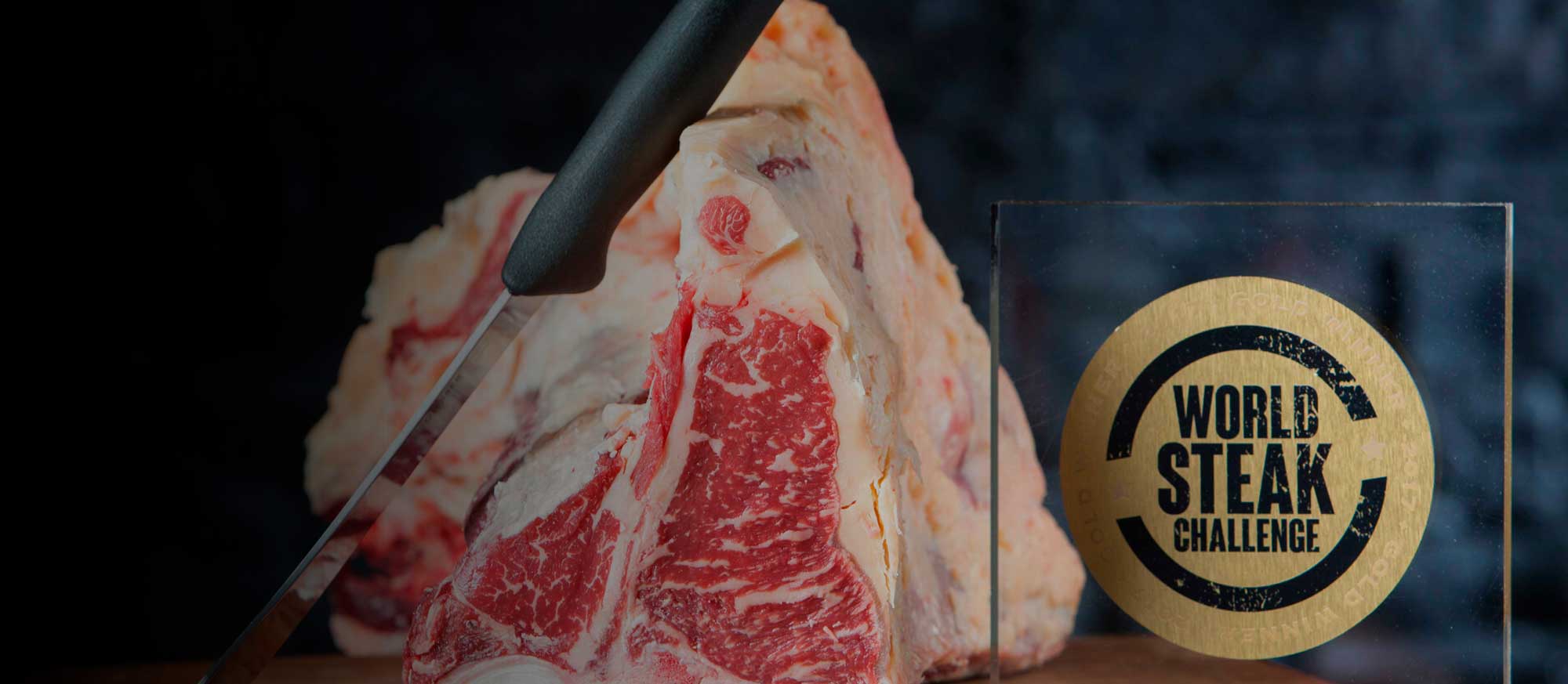 Finnisches Rindfleisch mit Knochen, Messer und Auszeichnung  daneben