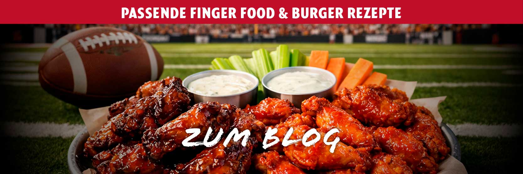 Ein Football, eine Platte mit glänzenden Chicken Wings, zwei Dips, Sellerie- und Karottensticks vor einem verschwommenen Footballfeld. Roter Banner: "PASSENDE FINGER FOOD & BURGER REZEPTE". Aufschrift: "ZUM BLOG".